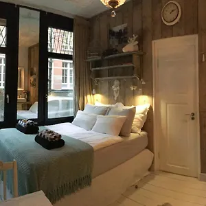 https://guesthouseamsterdam.amsterdamhotelsnl.com
