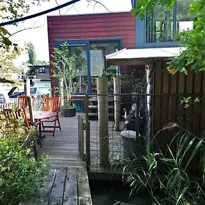 https://houseboat-vliegenbos.amsterdamhotelsnl.com